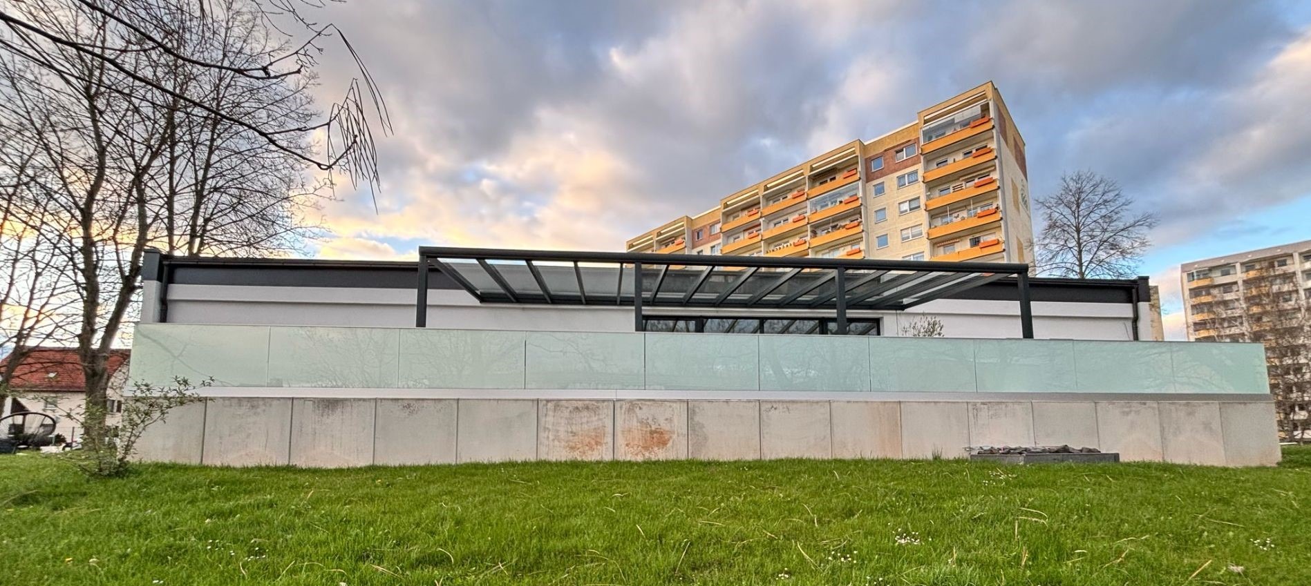 Balustrada całoszklona montowana od góry w profilu aluminiowym ze szkłem mlecznym