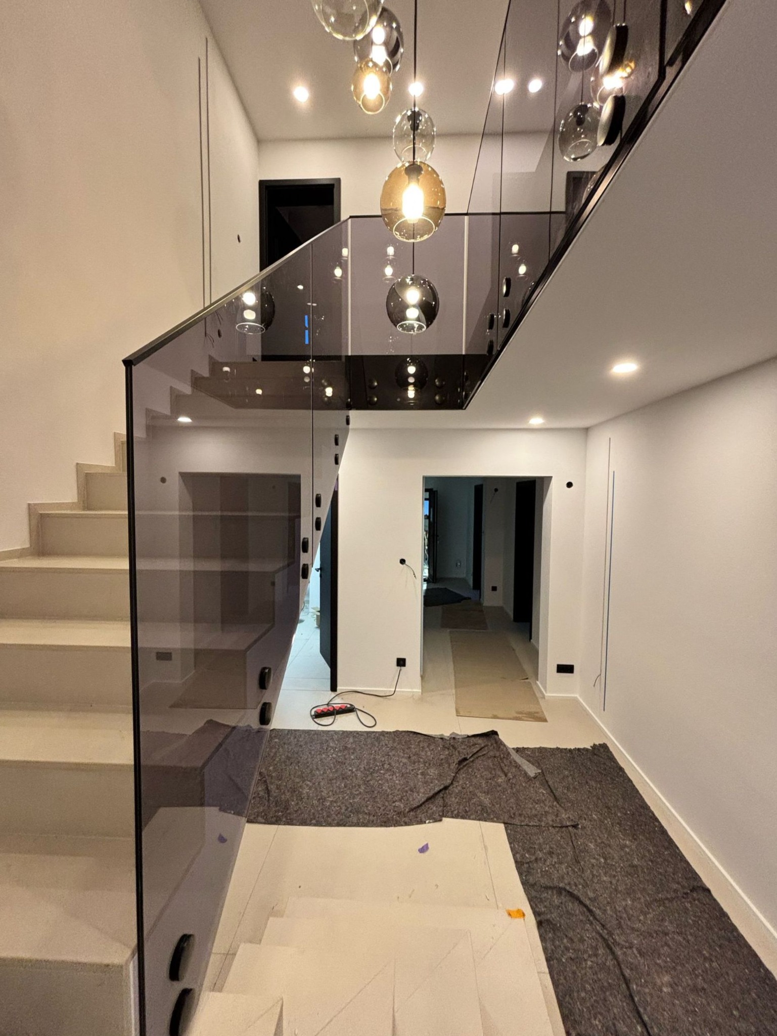 Balustrada szklana montowana na czarnych rotulach ze szkłem grafitowym