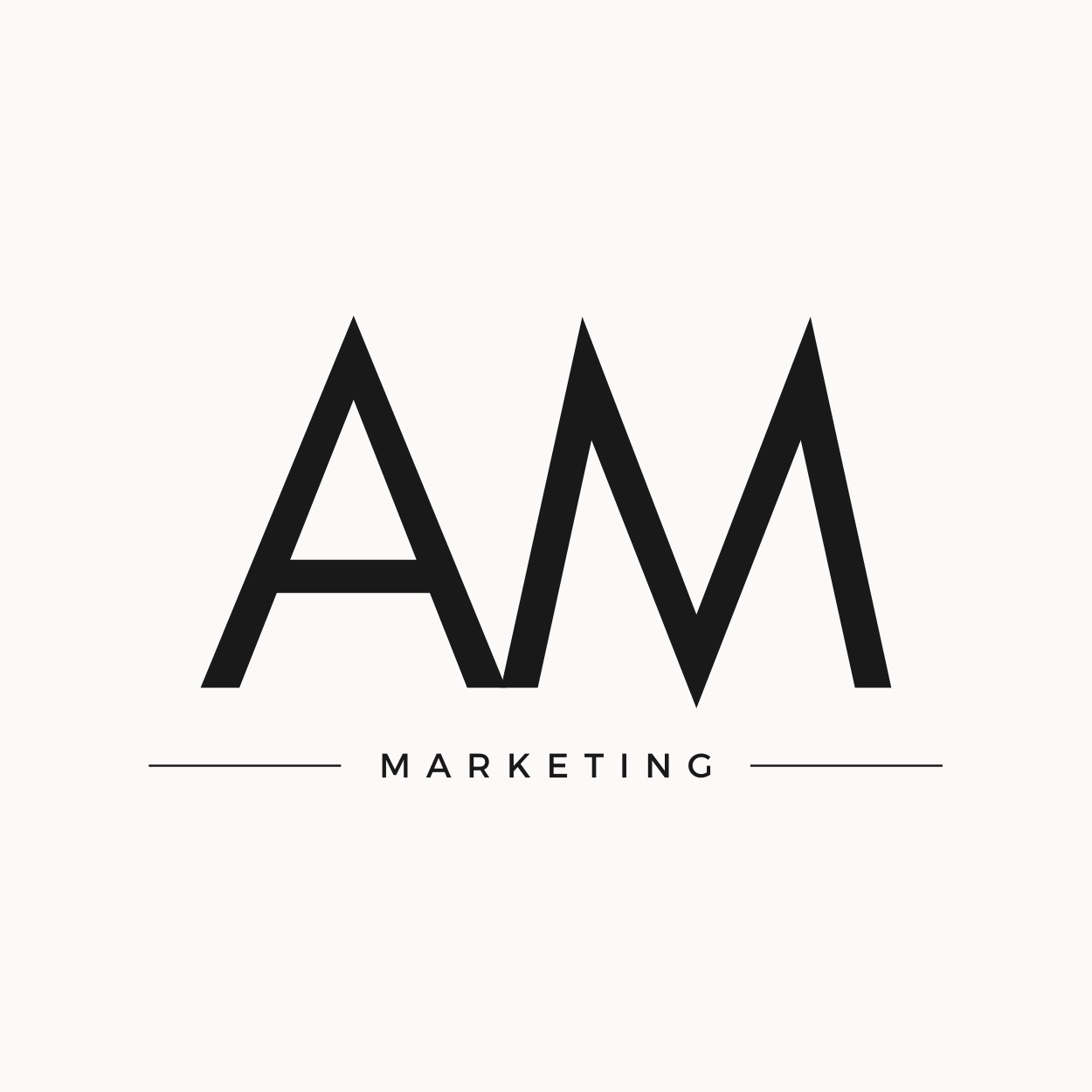 Minimalistyczne logo firmy AM Marketing, czarne litery na jasnym tle, z poziomą linią podkreślającą nazwę.