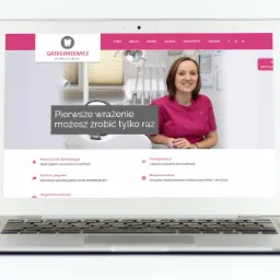Laptop wyświetla stronę internetową gabinetu stomatologicznego Grzegorzewicz z uśmiechniętą dentystką na tle gabinetu, sloganem 'Pierwsze wrażenie możesz zrobić tylko raz' i informacjami...