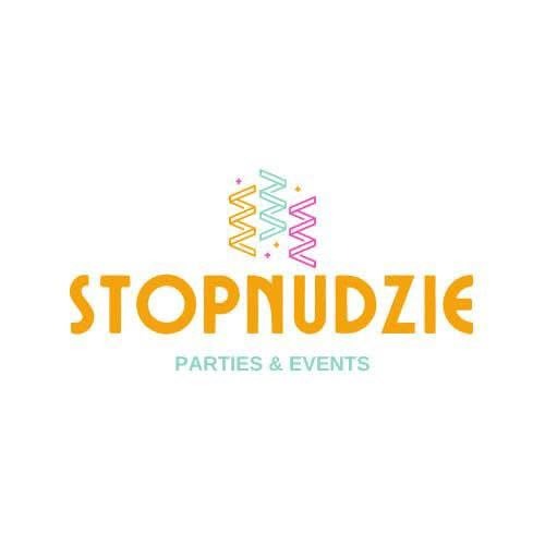 Logo firmy STOPNUDZIE Parties & Events z trzema kolorowymi serpentynami powyżej napisu.