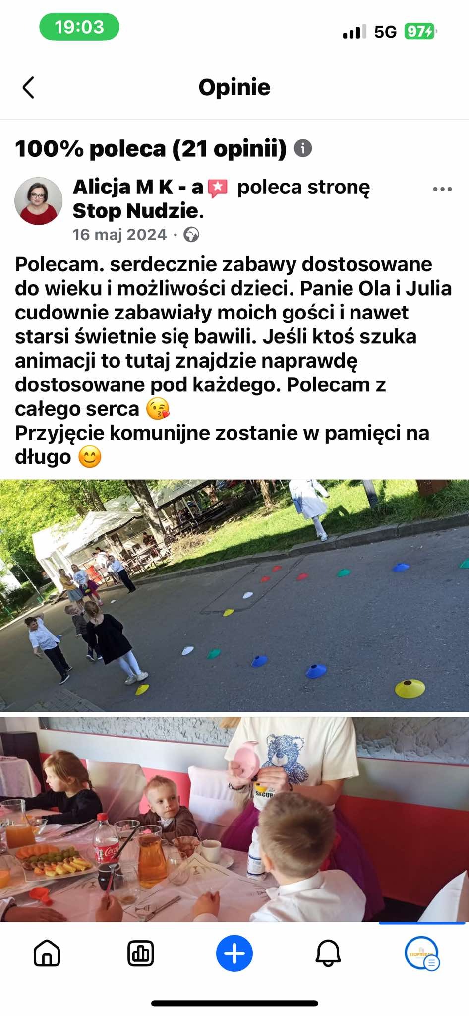 Dzieci biorące udział w zabawie na świeżym powietrzu, ustawione w rzędzie przed kolorowymi pachołkami na asfalcie. W tle widoczny zadaszony teren rekreacyjny i osoby siedzące przy stole z napojami...