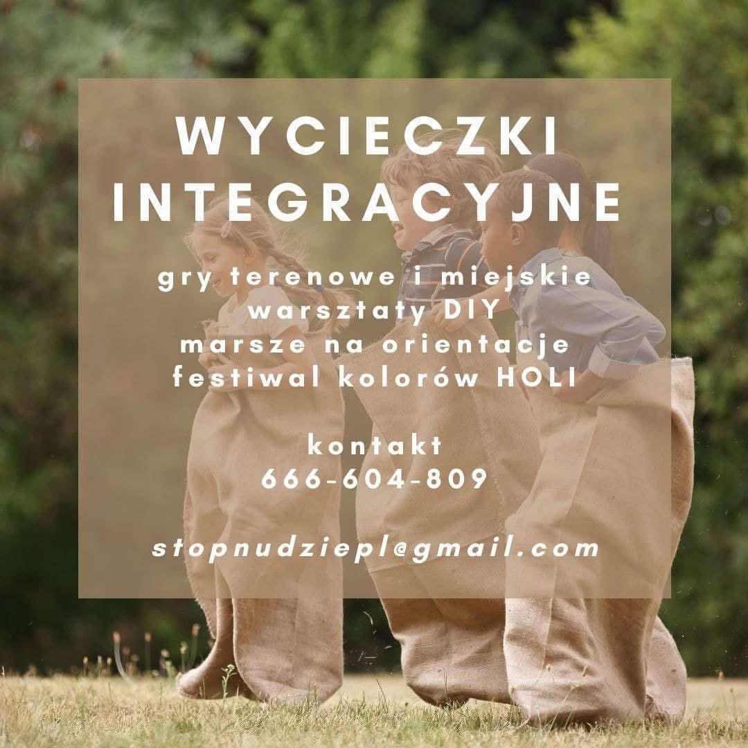 Grafika reklamowa: Trzy osoby w workach jutowych biorą udział w wyścigu, na tle zielonego otoczenia. Tekst nałożony na obraz: 'Wycieczki integracyjne', 'gry terenowe i miejskie', 'warsztaty DIY'...