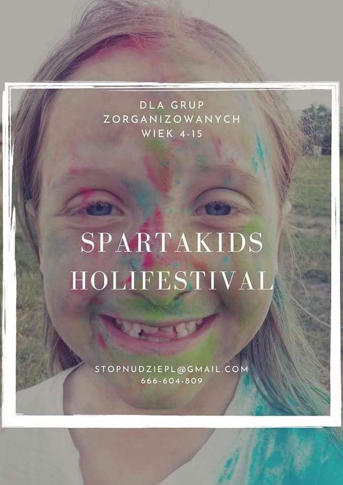 Portret uśmiechniętej dziewczynki z twarzą pomalowaną kolorowymi proszkami podczas festiwalu kolorów, z widocznym tekstem 'SPARTAKIDS HOLIFESTIVAL' oraz danymi kontaktowymi.