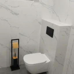 Nowoczesna toaleta podwieszana z czarnym panelem sterującym, marmurowe płytki na ścianach i szara podłoga, widoczny również czarny stojak na szczotkę toaletową z elementami drewna.