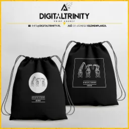 Dwa czarne worki ze sznurkami, z nadrukiem białych grafik przedstawiających dźwigi portowe i współrzędne geograficzne Szczecina, na tle logo firmy Digital Trinity Print Agency.