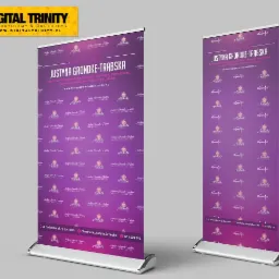 Dwa roll-upy reklamowe z fioletowym tłem, prezentujące ofertę mikropigmentacji, szkoleń i kosmetyki profesjonalnej, z widocznym adresem i numerem telefonu, ustawione obok siebie na jasnym tle.