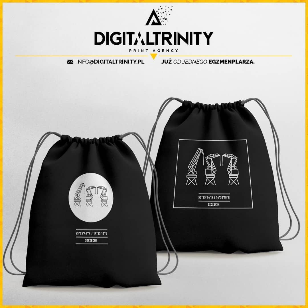 Dwa czarne worki ze sznurkami, z nadrukiem białych grafik przedstawiających dźwigi portowe i współrzędne geograficzne Szczecina, na tle logo firmy Digital Trinity Print Agency.