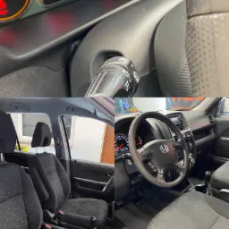 Wnętrze samochodu Honda CR-V po detailingu, widoczne czyste fotele z ciemną tapicerką w drobną kratkę, deska rozdzielcza z podświetlonym licznikiem i gumowe dywaniki.