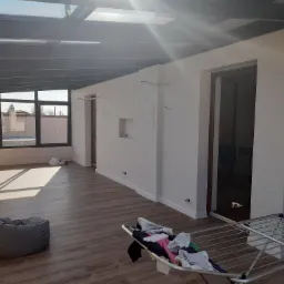 Ściany z gk, położenie paneli, montaż listw przypodlogowych