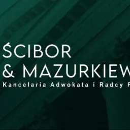 Logo kancelarii prawnej Ścibor & Mazurkiewicz z motywem kolumny na ciemnozielonym tle.