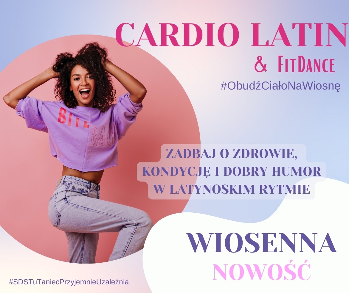 Uśmiechnięta kobieta w fioletowej bluzie i jeansach pozuje na tle grafiki promującej zajęcia Cardio Latin & FitDance, z hasłem #ObudźCiałoNaWiosnę.