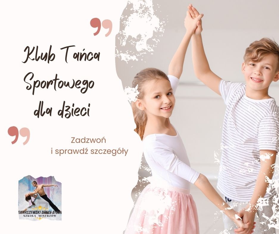 Dwoje uśmiechniętych dzieci, dziewczynka w białym stroju i różowej spódniczce oraz chłopiec w koszulce w paski, trzymają się za ręce na tle jasnej ściany, promując zajęcia taneczne dla dzieci...