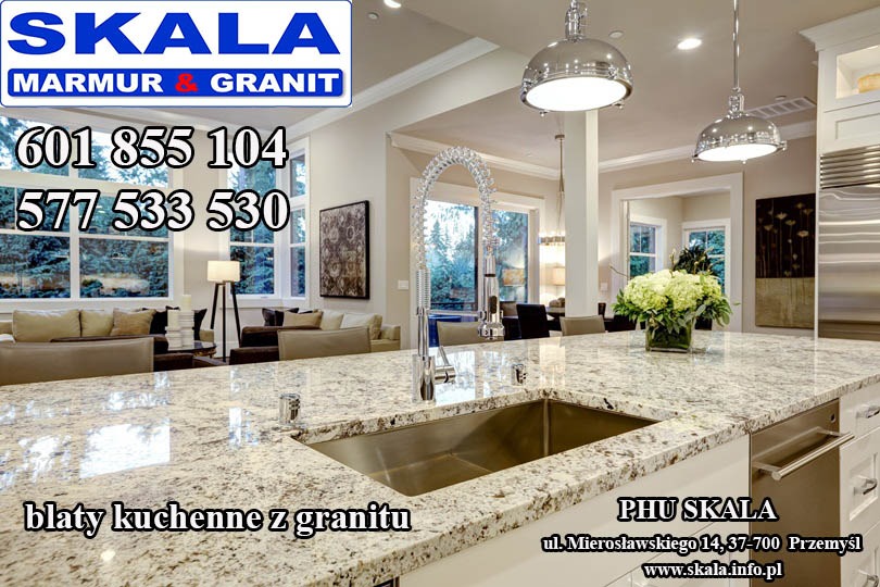 Kuchnia z blatem o wzorze granitowym, z widocznym zlewem i baterią oraz kwiatami w wazonie na wyspie kuchennej, oświetlona wiszącymi lampami.