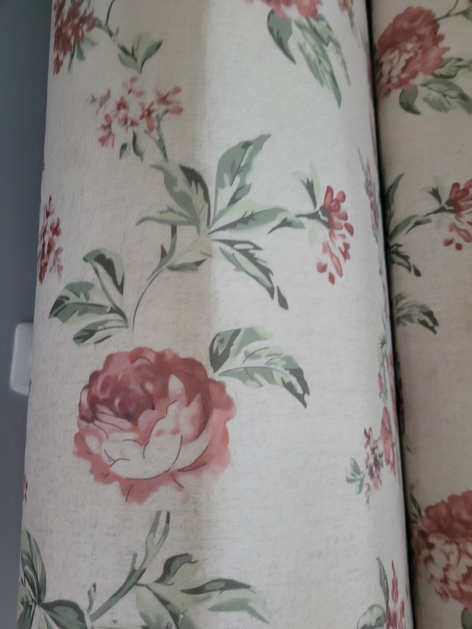 Fragment wzorzystej tapicerki w kwiaty, prawdopodobnie kanapy lub innego mebla tapicerowanego, sfotografowany w Pile.