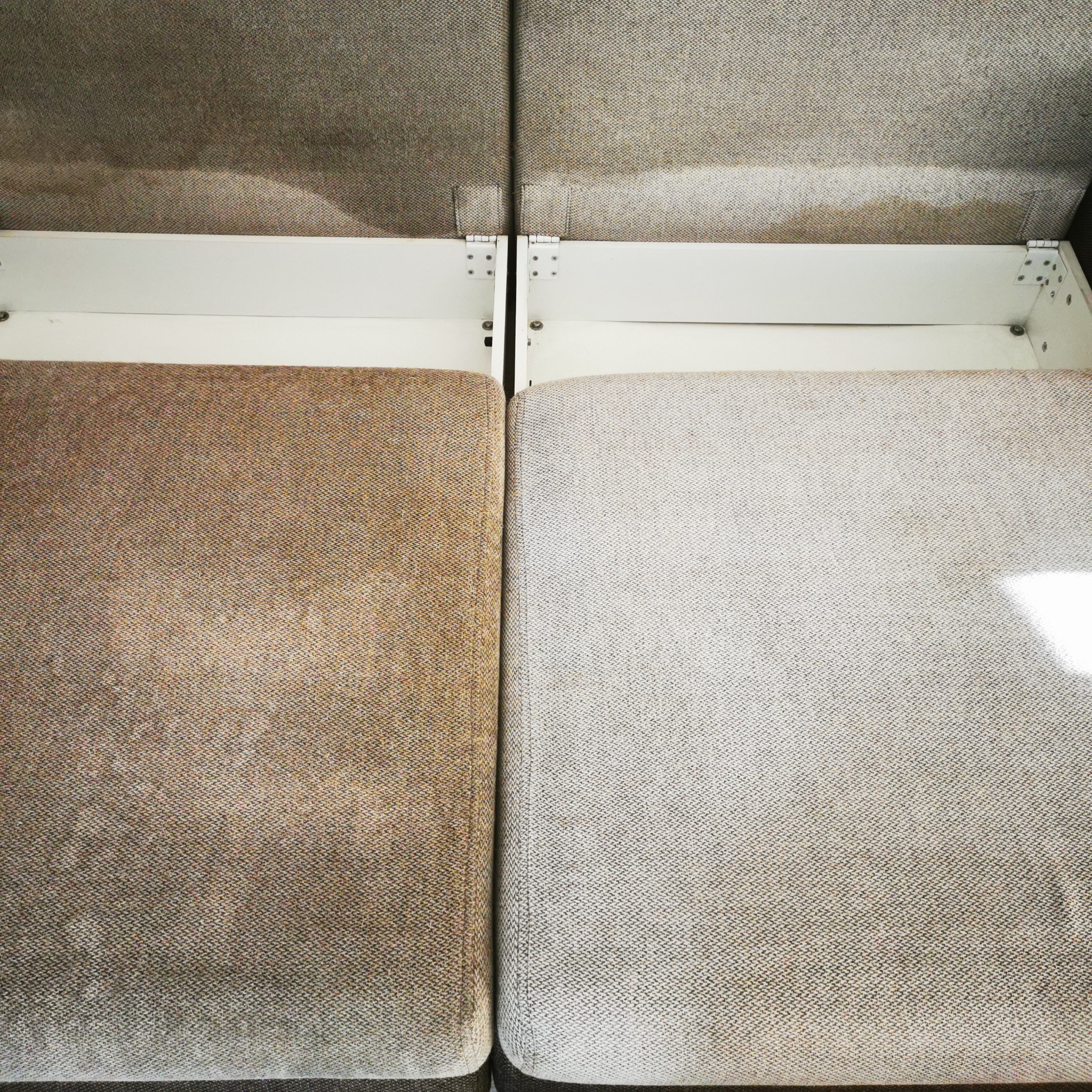 Fragment sofy z widoczną różnicą w odcieniu tapicerki przed i po czyszczeniu; po lewej stronie widoczny brudny fragment, po prawej - wyczyszczony.