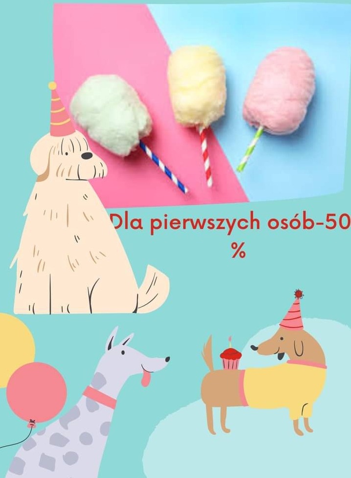 Grafika reklamowa z trzema lizakami z waty cukrowej w kolorach pastelowych, na tle w kolorach różowym i niebieskim, z ilustracjami psów w czapeczkach urodzinowych i napisem 'Dla pierwszych osób -50%'