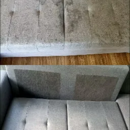 Dwuczęściowe ujęcie: górna część pokazuje szarą kanapę z widocznymi plamami przed czyszczeniem, dolna część prezentuje tę samą kanapę po czyszczeniu, ukazując wyraźną różnicę w czystości na tle...