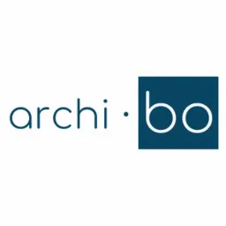Logo firmy architektonicznej archi.bo na białym tle, z granatowym kwadratem otaczającym część napisu.