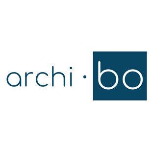 Logo firmy architektonicznej archi.bo na białym tle, z granatowym kwadratem otaczającym część napisu.