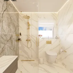 Elegancka łazienka z kabiną prysznicową typu walk-in, wykończona marmurowymi płytkami w odcieniach beżu i szarości, z akcentami w kolorze złotym, takimi jak bateria prysznicowa i półki na kosmetyki...