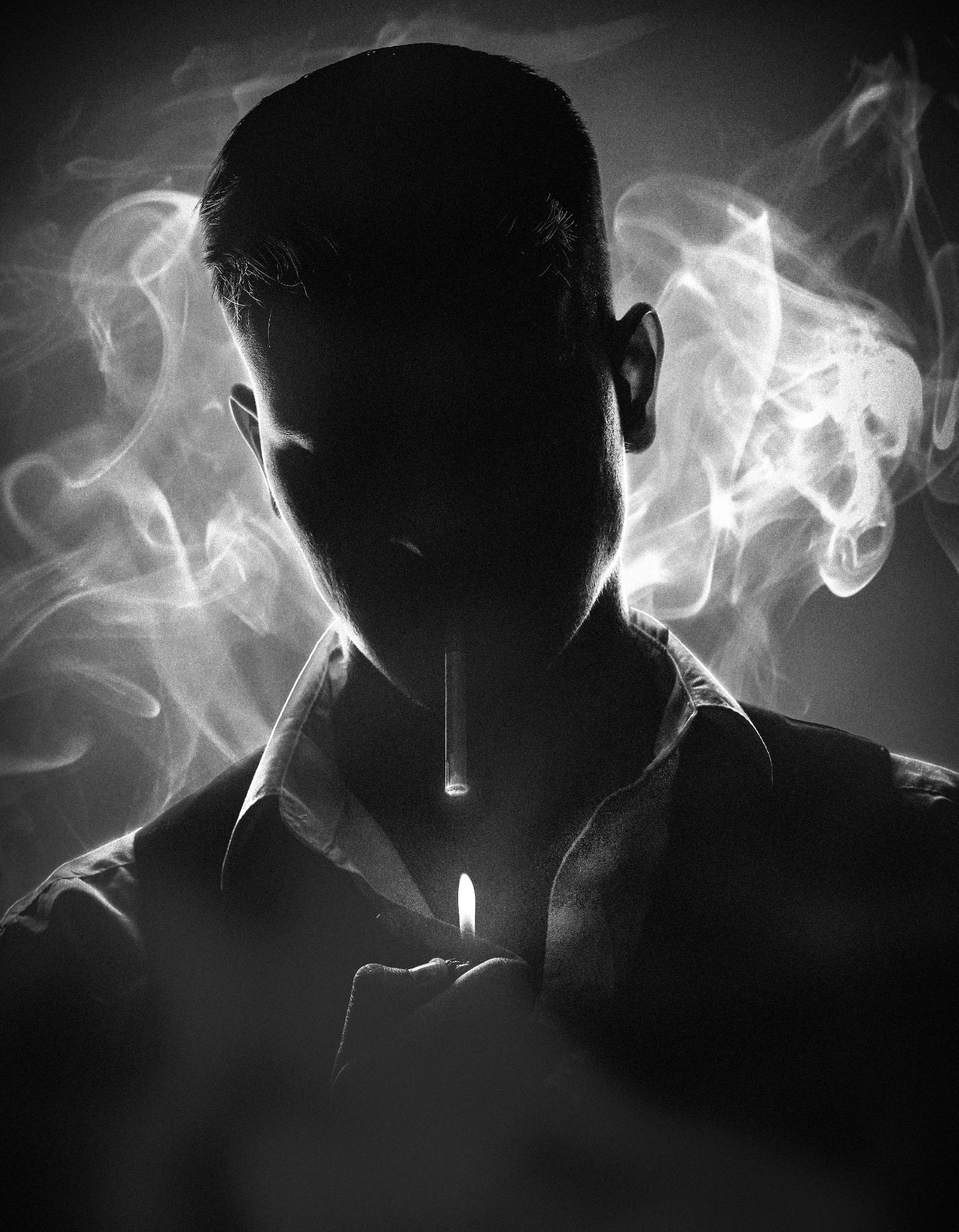 Czarno-białe zdjęcie mężczyzny z papierosem w ustach, zapalającego go zapalniczką, otoczonego dymem, w stylu noir.
