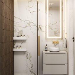 Sirocco Studio Jakub Łaski - Elegancka łazienka z kabiną prysznicową, marmurowymi płytkami i podświetlanym lustrem. Drewniane panele ścienne dodają ciepła. Minimalistyczny design i funkcjonalność.