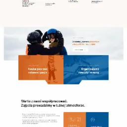 Responsywna strona internetowa szkoły nauki jazdy na nartach i snowboardzie z młodą dziewczynką w kasku i instruktorem w pomarańczowej kurtce na tle zaśnieżonego stoku, prezentująca ofertę...