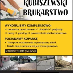 Reklama firmy brukarskiej Kubiszewski: dłoń w rękawicy roboczej dobija gumowym młotkiem kostkę, oferta kompleksowego wykonania podwórek, chodników, tarasów, parkingów oraz zdjęcia zrealizowanych...
