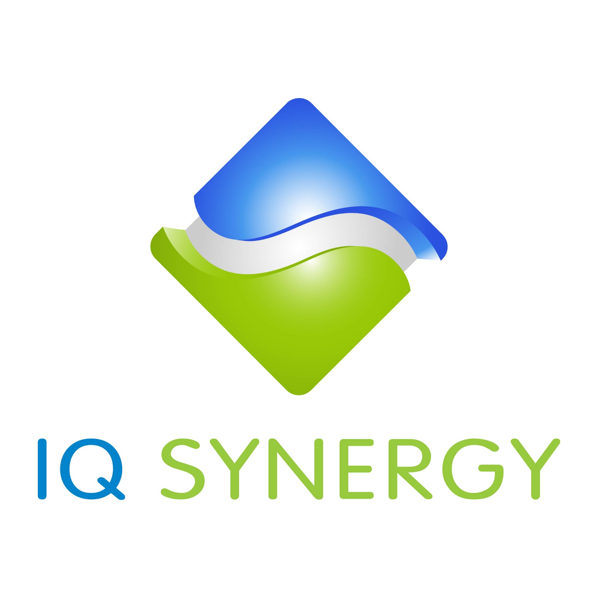 Graficzne logo IQ Synergy: niebieski i zielony romb z efektem 3D na białym tle.
