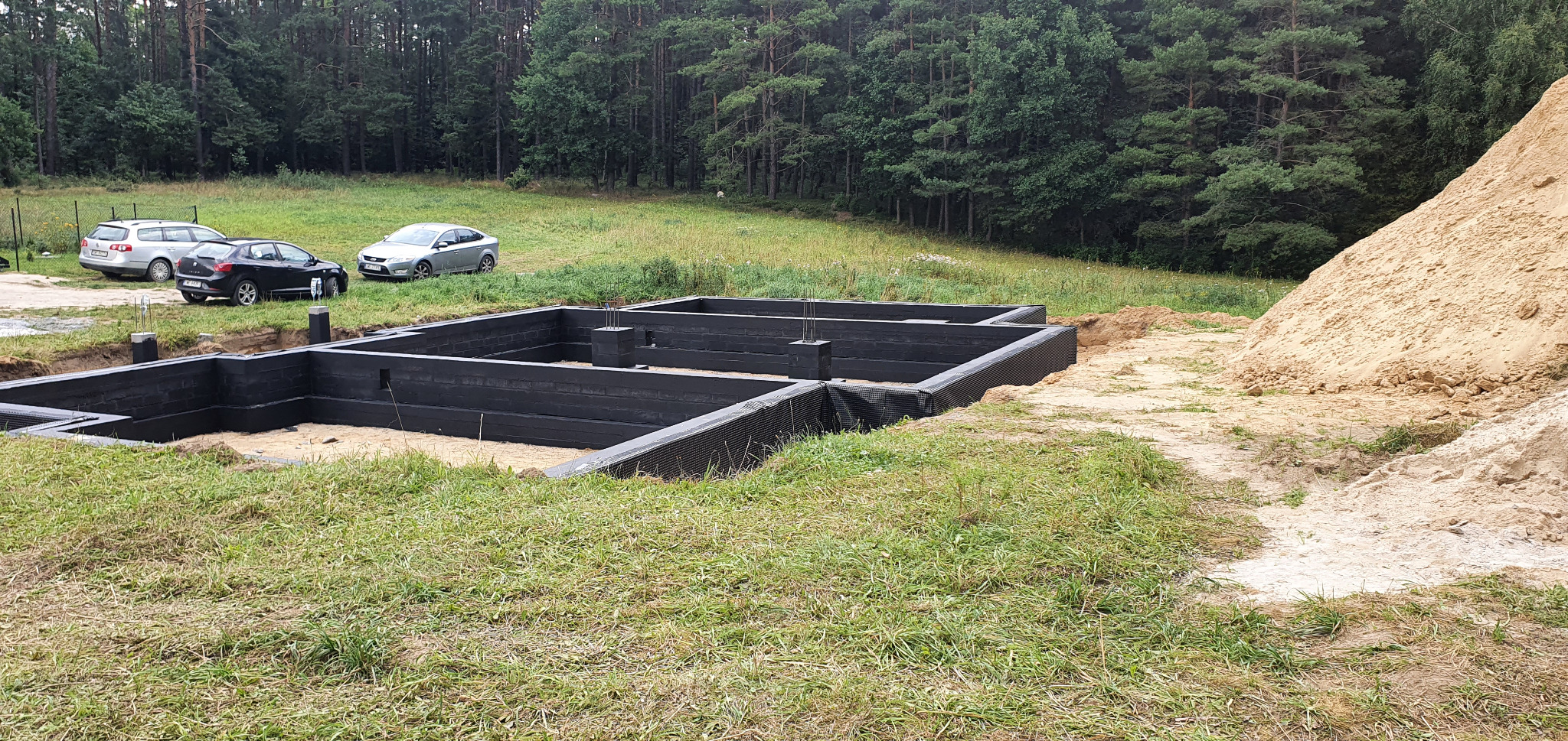 konstrukcja ław i ścian fundamentowych + izolacja przeciwwilgociowa