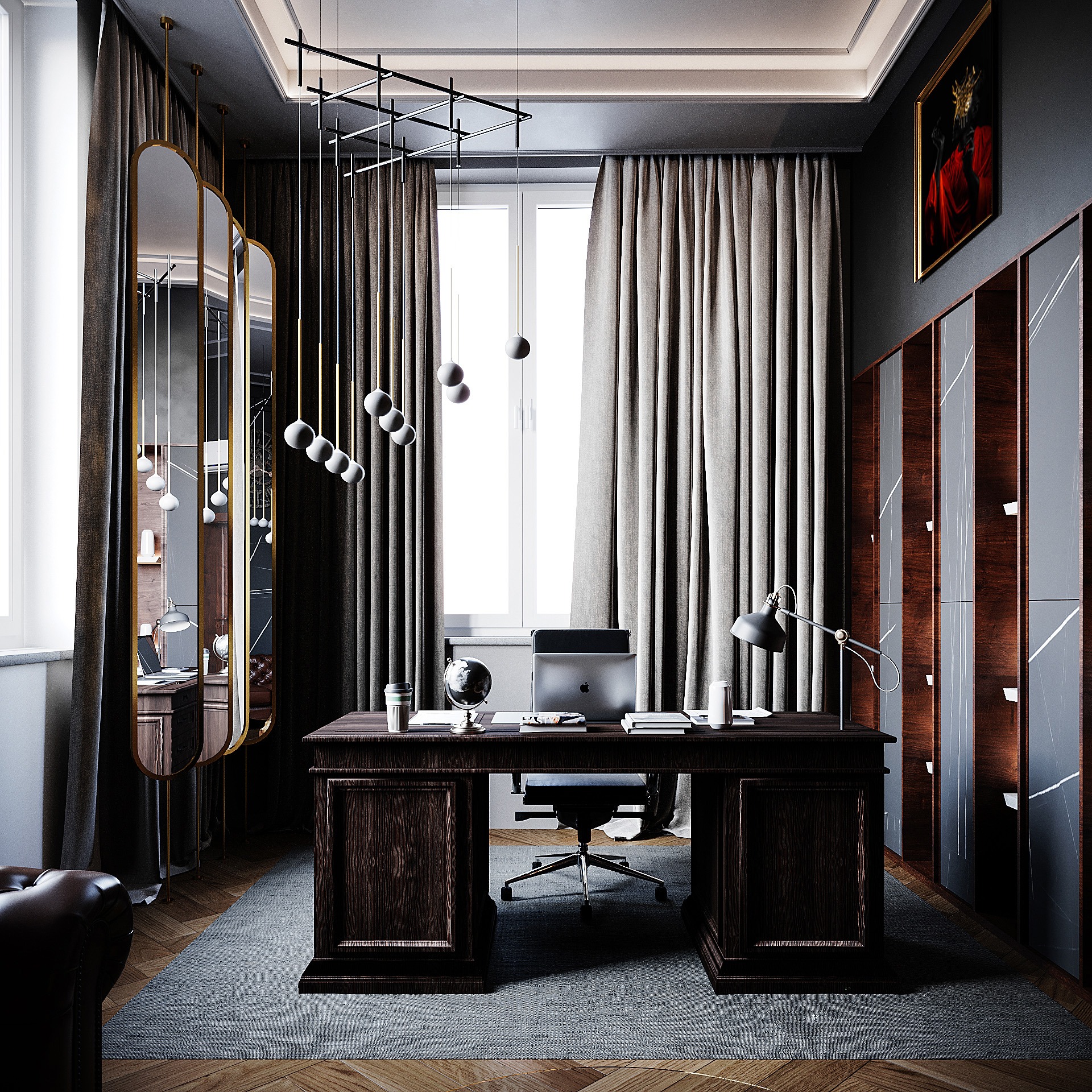 Eleganckie biuro w ciemnej tonacji z dużym drewnianym biurkiem, laptopem, globusem i lampką, oświetlone wiszącymi lampami kulami i ozdobione lustrami w złotych ramach oraz obrazem w złotej ramie.
