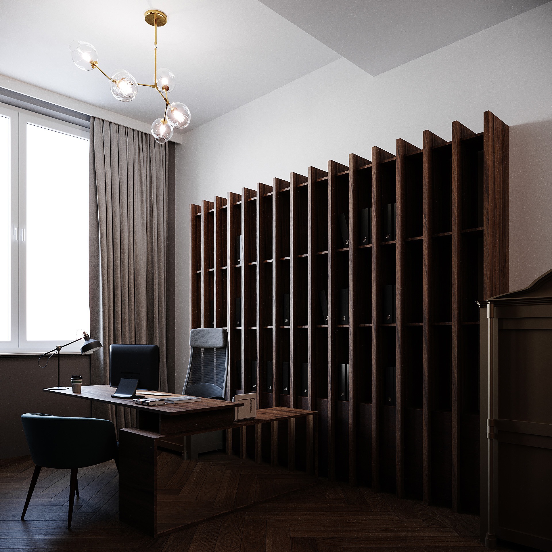 Nowoczesne biuro z ciemnego drewna: biurko z komputerem, krzesło obrotowe, regał z pionowymi przegrodami i lampa sufitowa z kulistymi kloszami.