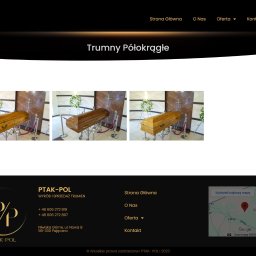 Web Designer | Strony internetowe dla Firm - Strona internetowa firmy pogrzebowej Ptak-Pol prezentująca trzy trumny w jasnych odcieniach drewna, ustawione w sali z marmurowymi ścianami i wieńcami pogrzebowymi.