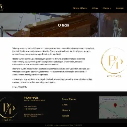 Zdjęcie przedstawia drewnianą trumnę z delikatnymi zdobieniami, umieszczoną w eleganckim otoczeniu, prawdopodobnie w zakładzie pogrzebowym. W tle widoczny jest element dekoracyjny przypominający...