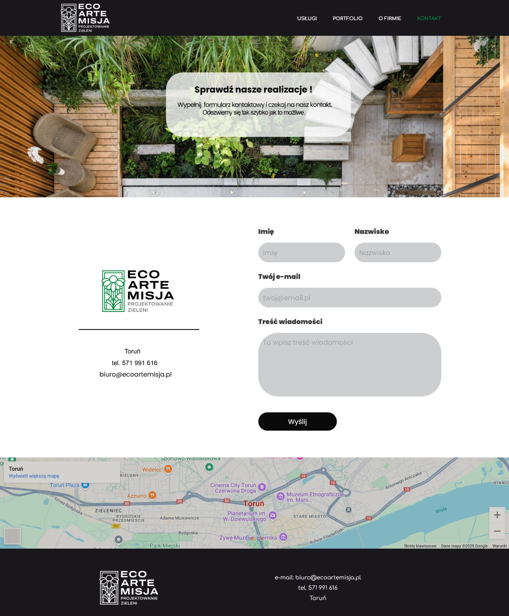 Widok z góry na taras w Toruniu z rattanowymi meblami ogrodowymi i zielenią, prezentowany na stronie internetowej firmy projektującej ogrody.
