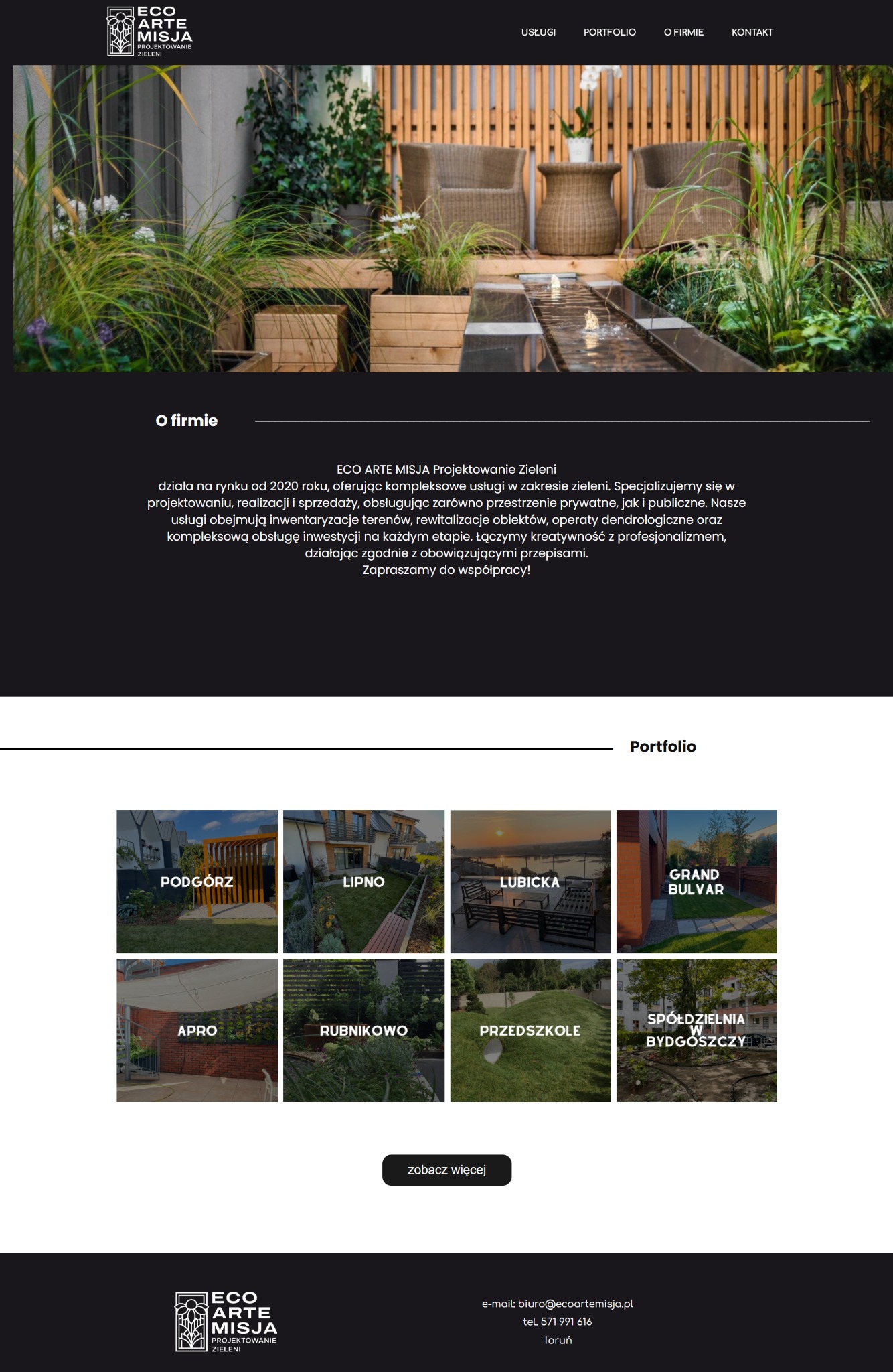 Aranżacja tarasu z elementami wodnymi: minimalistyczny strumyk z kamieni, otoczony roślinnością w drewnianych donicach, uzupełniony wiklinowymi fotelami i bambusową ścianką.