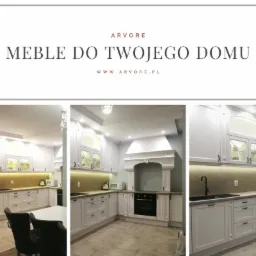 Kompletna zabudowa kuchenna w stylu klasycznym z białymi frontami, oświetleniem podszafkowym i czarną armaturą, prezentowana w trzech ujęciach.