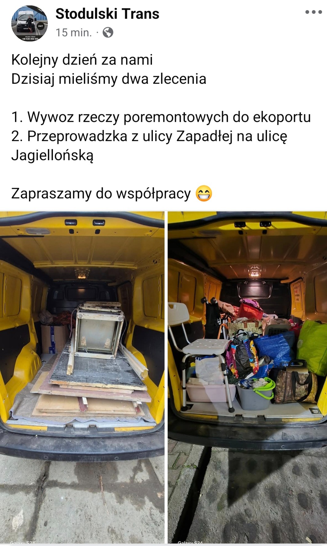 Wnętrze żółtego busa podzielone na dwie części: po lewej płyty i fragmenty mebli, po prawej torby, wiaderka i krzesło turystyczne, sugerujące przeprowadzkę lub transport rzeczy.