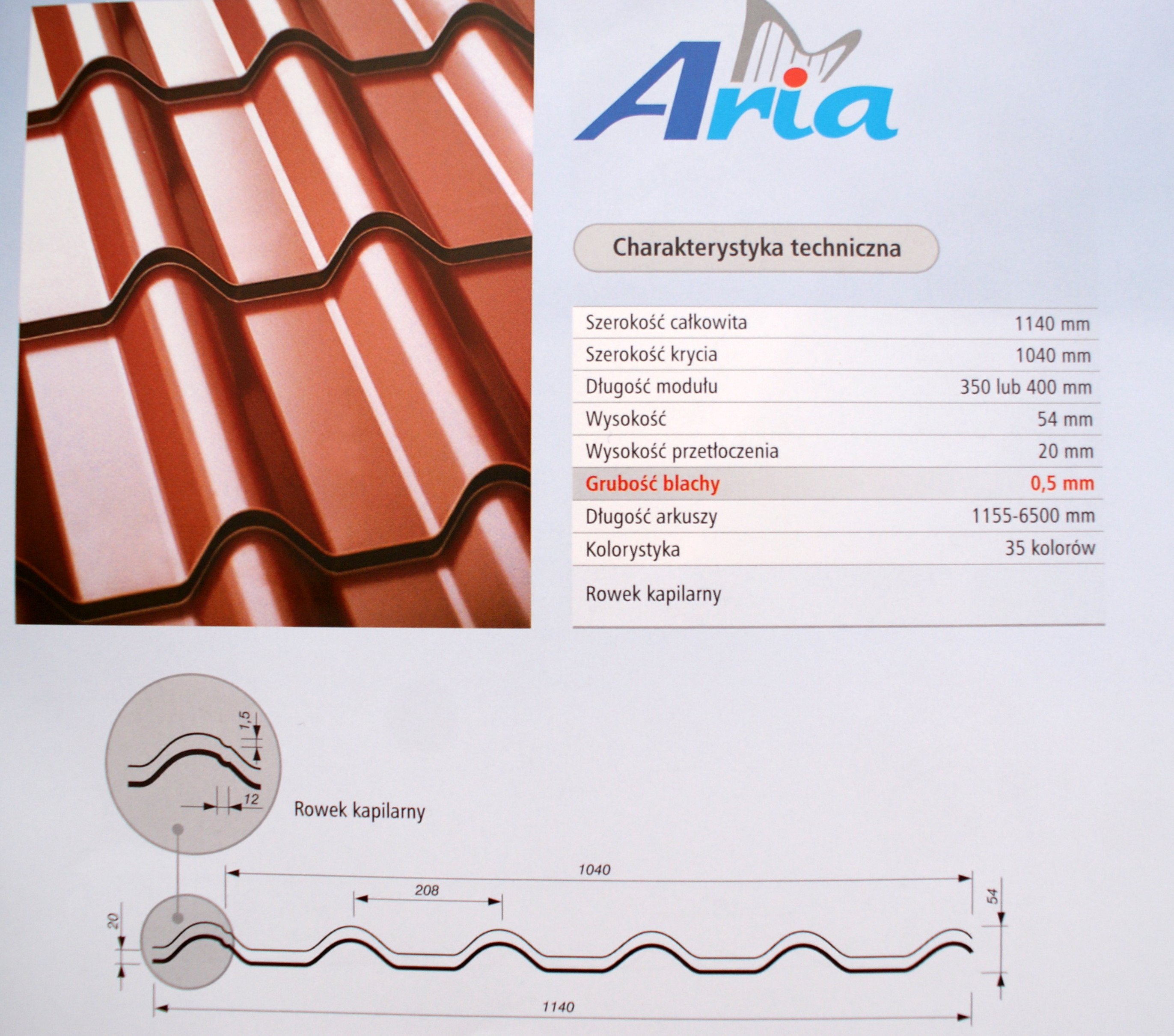 Prezentacja blachodachówki w kolorze ceglastym z informacjami technicznymi, w tym schemat przekroju poprzecznego z wymiarami rowka kapilarnego.