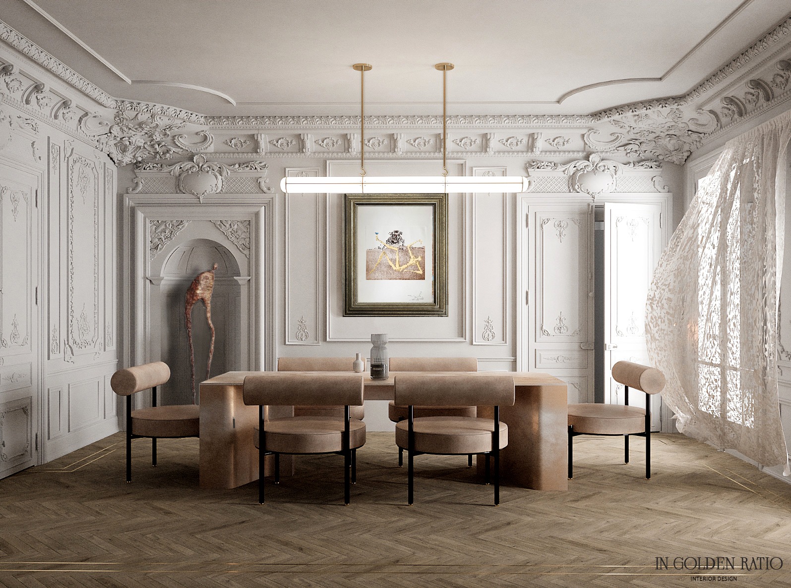 Elegancka jadalnia w stylu klasycznym z drewnianą podłogą w jodełkę, beżowym stołem i krzesłami, sztukaterią na ścianach i suficie, oświetleniem liniowym oraz abstrakcyjnym obrazem w złotej ramie.