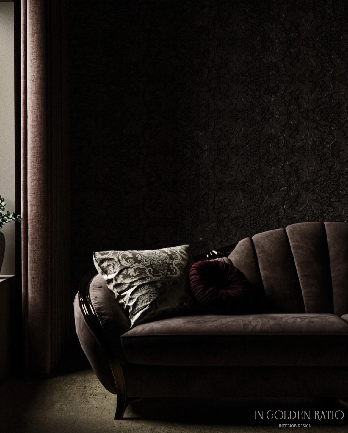 Ciemnobrązowa sofa z aksamitną tapicerką, ozdobną poduszką i okrągłą bordową poduszką na tle ciemnej ściany z wytłaczanym wzorem, oświetlona bocznym światłem, obok zasłonięte okno.