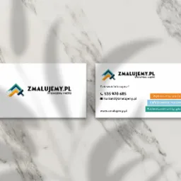 Dwie wizytówki firmy wykończeniowej ZMALUJEMY.PL na marmurowym tle, z logo przedstawiającym pędzel i informacje kontaktowe: numer telefonu, adres e-mail i strona internetowa. Usługi: wykończenia...