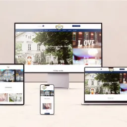 Responsywny układ strony internetowej z motywem weselnym, wyświetlany na monitorze, laptopie, tablecie i smartfonie; widoczny nagłówek z logo 'Kasztanowy Dwór' i hasłem 'Niezapomniane chwile'.