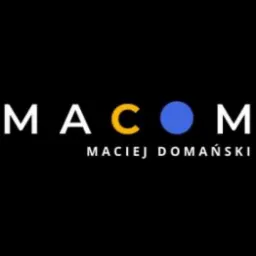 Logo firmy MACOM Maciej Domański na czarnym tle, z żółtym i niebieskim okręgiem w nazwie.