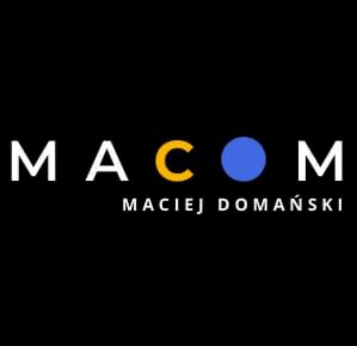 Logo firmy MACOM Maciej Domański na czarnym tle, z żółtym i niebieskim okręgiem w nazwie.