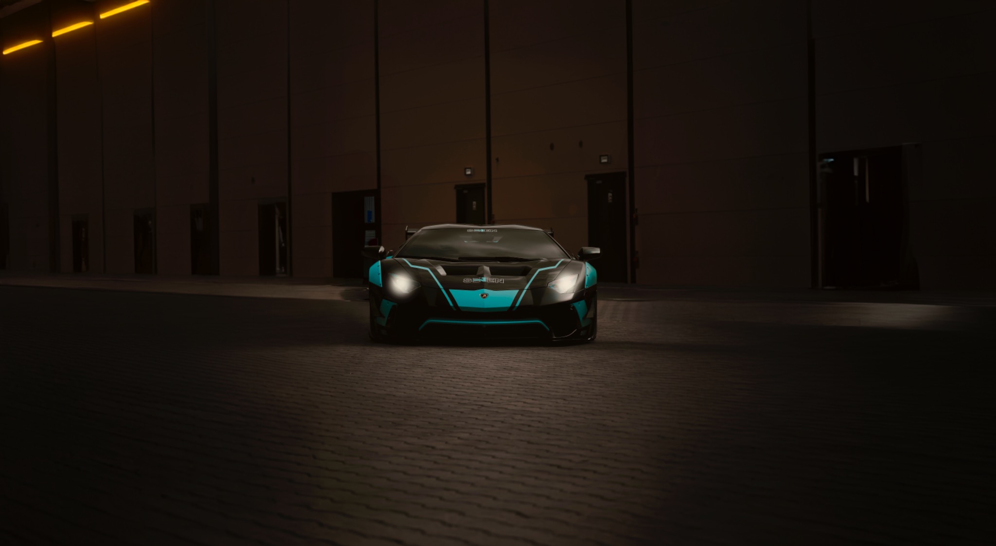Czarny sportowy samochód z turkusowymi akcentami, zaparkowany na tle budynku z szeregiem drzwi i słabym oświetleniem.