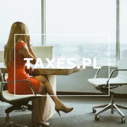 Kobieta w czerwonej sukience siedzi przy biurku w nowoczesnym biurze w Niepołomicach, z widokiem na miasto przez okno. Na biurku widoczny napis TAXES.PL.