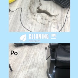 Cleaning Time - Porównanie stanu podłogi przed i po czyszczeniu pod fotelem fryzjerskim, z widocznym zabrudzeniem z włosów przed i czystą podłogą po, oraz parownicą Karcher w tle.
