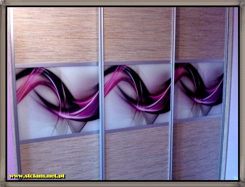 Trzydrzwiowa szafa przesuwna z drewnopodobnymi panelami i dekoracyjnymi wstawkami z abstrakcyjnym motywem w odcieniach fioletu i czerni.